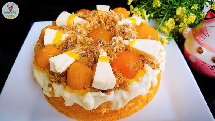 Bông lan trứng muối là sự kết hợp hoàn hảo giữa cốt bánh bông lan mềm xốp, trứng muối bùi béo cùng lớp sốt phô mai mặn ngọt hấp dẫn.